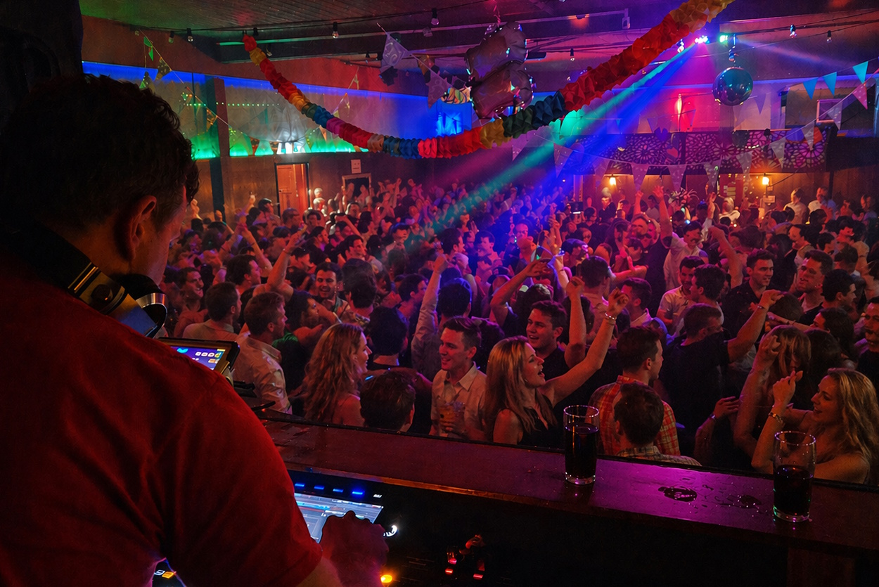 Feestavond met DJ in Friesland